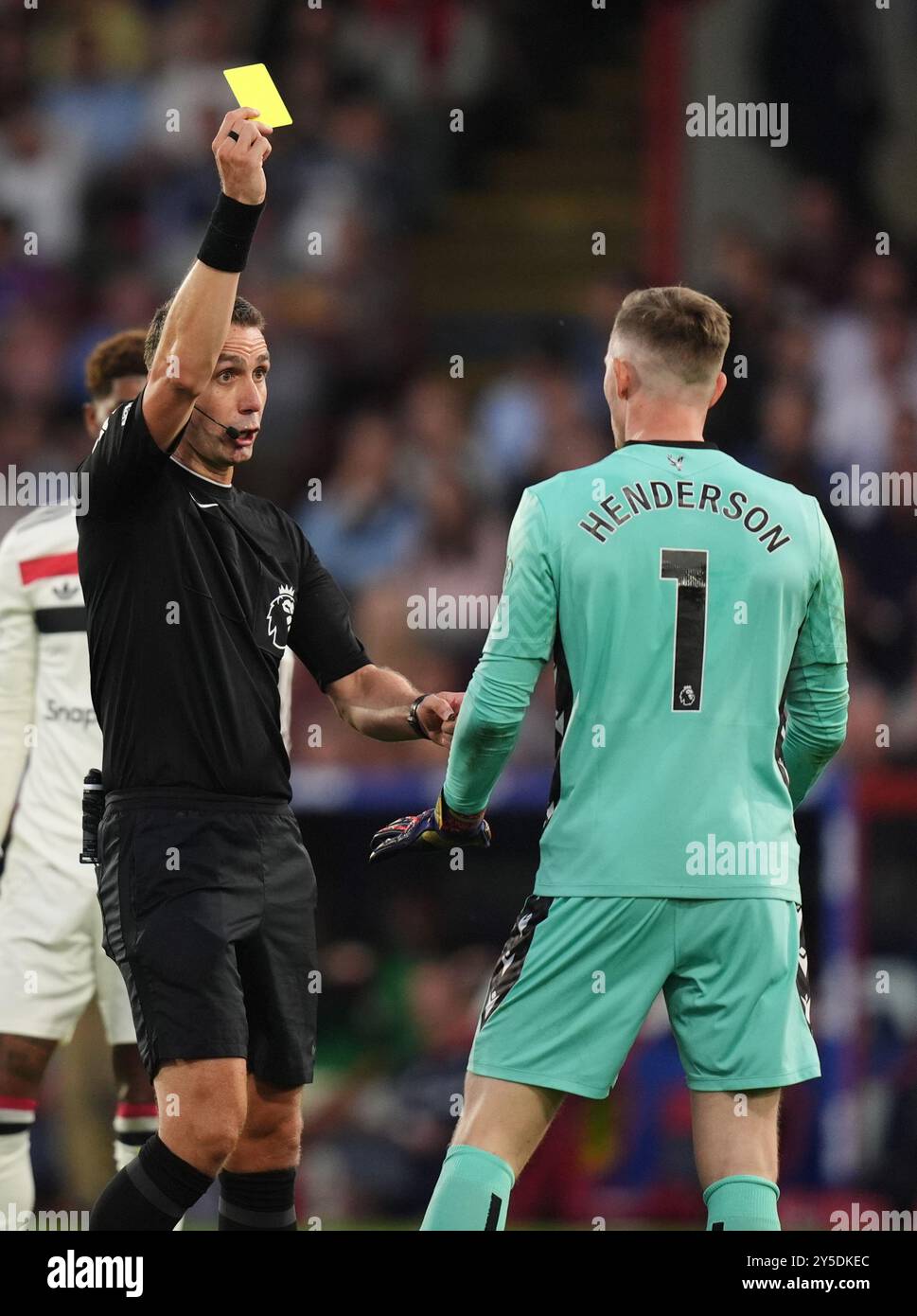 Crystal Palace Torhüter Dean Henderson wird vom Schiedsrichter David Coote (links) während des Premier League Spiels im Selhurst Park, London, eine gelbe Karte gezeigt. Bilddatum: Samstag, 21. September 2024. Stockfoto