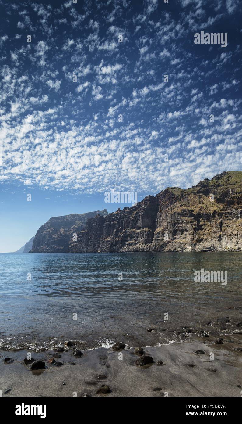 Los gigantes Klippen natürliches berühmtes Wahrzeichen und vulkanischer schwarzer Sandstrand im Süden teneriffas, spanien Stockfoto
