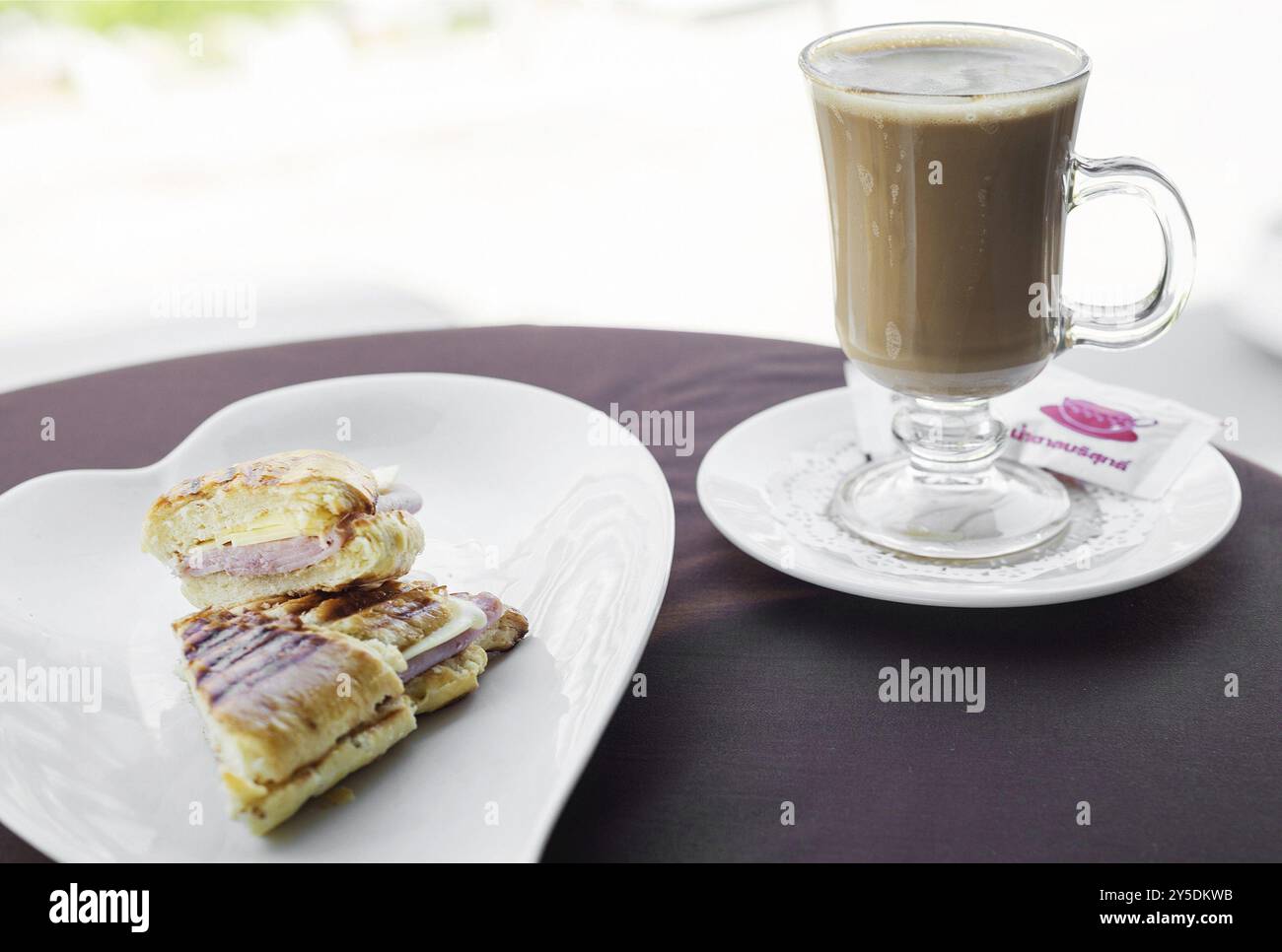 Käse, Schinken geröstete Croissant und Milchkaffee Kaffee einfaches Frühstück Snack set Stockfoto