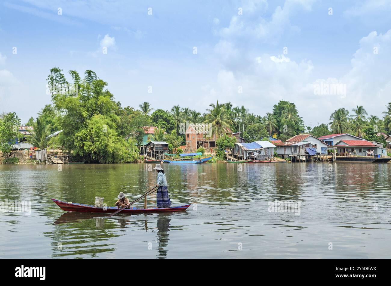 Flussdörfenszene im ländlichen kambodscha Stockfoto