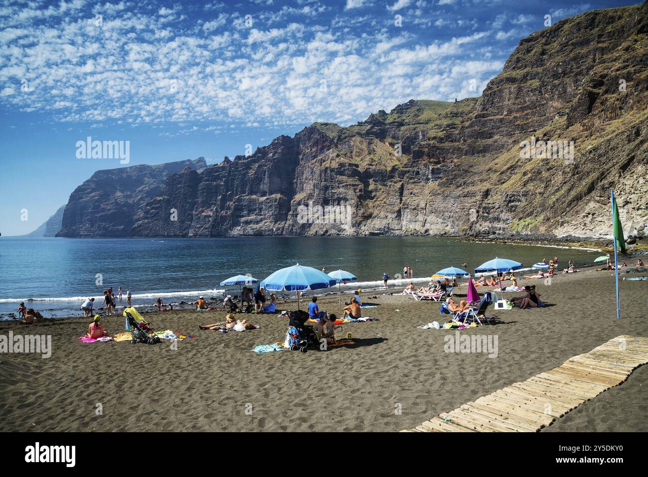 Touristen am Strand los gigantes Wahrzeichen im Süden teneriffas spanien Stockfoto