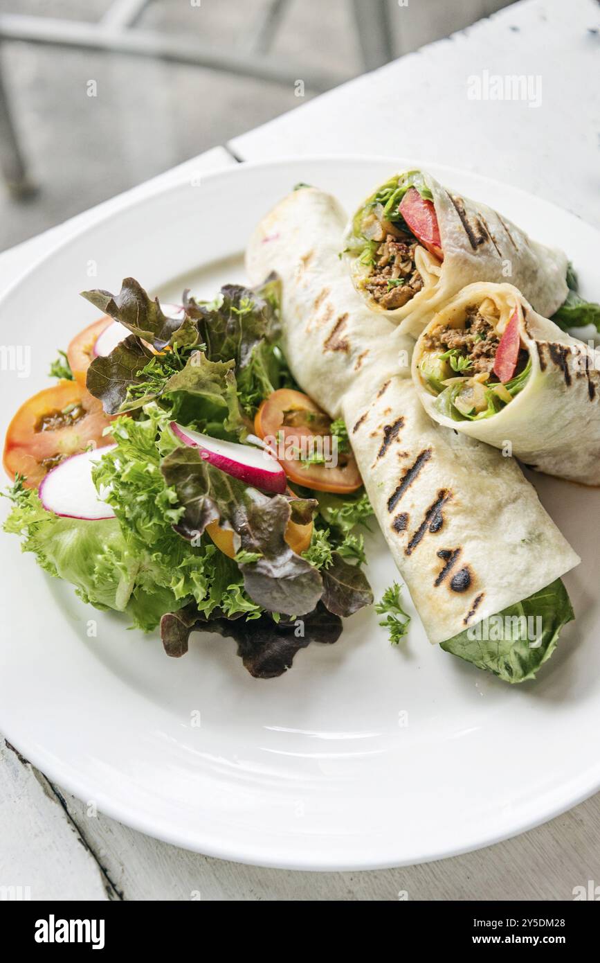 Rindfleisch und Salat mexikanisches Burrito-Wrap-Set-Menü Stockfoto