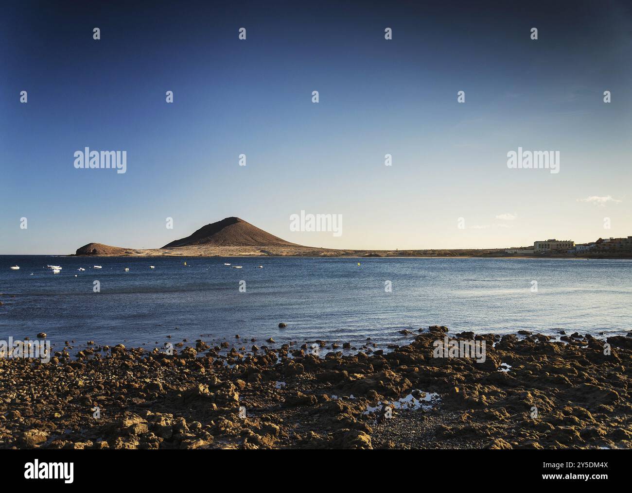 El medano Surfstrand und montana roja Wahrzeichen im Süden teneriffas spanien Stockfoto