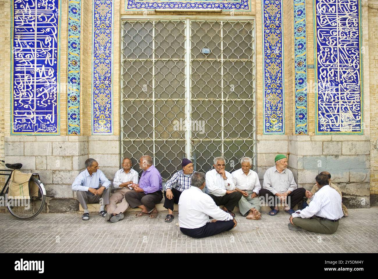 Alte Männer, die sich außerhalb der Moschee in yazd iran unterhalten Stockfoto