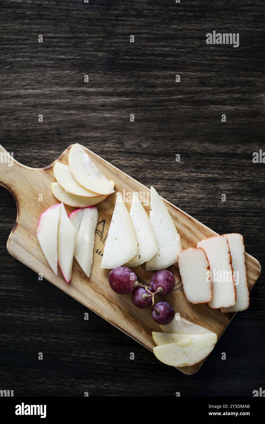 Gemischte portugiesische Käse-Tapas-Snackplatte mit Apfel und Trauben-Set Stockfoto