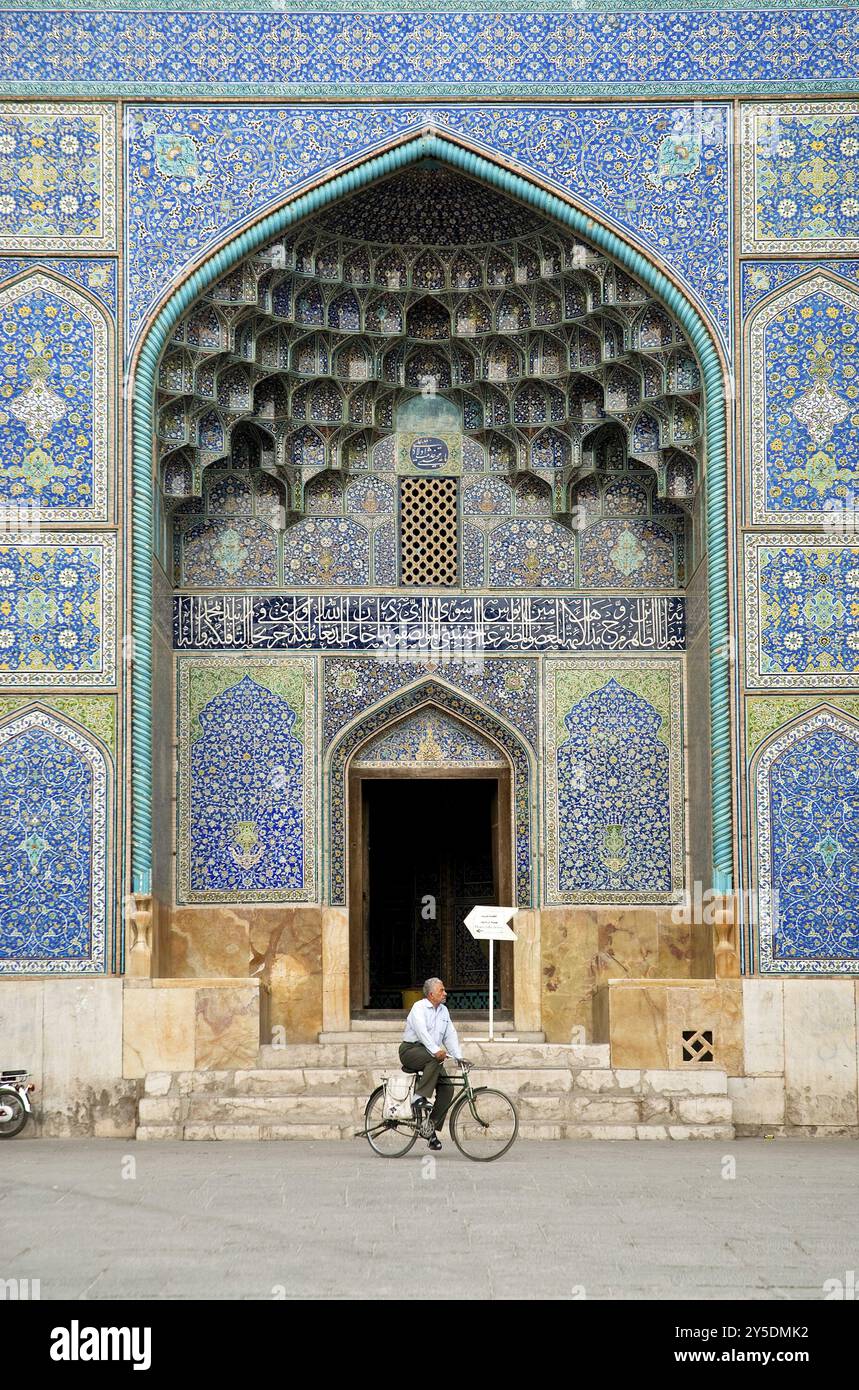 Mann radelt an der Moschee esfahan iran Stockfoto