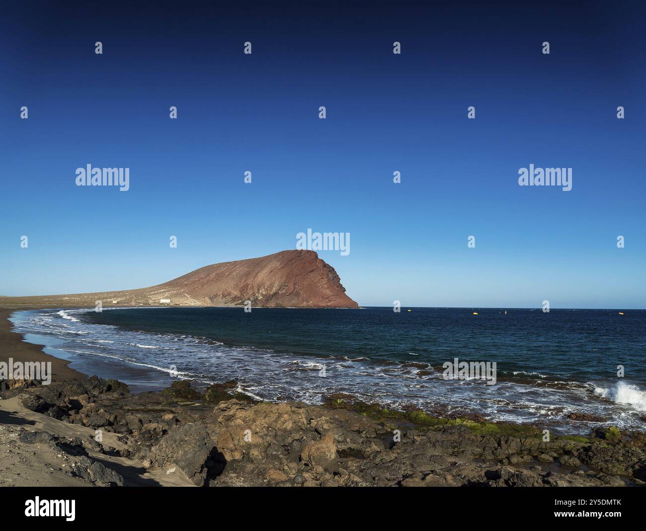 La tejita Kitesurfstrand und montana roja Wahrzeichen im Süden teneriffas spanien Stockfoto