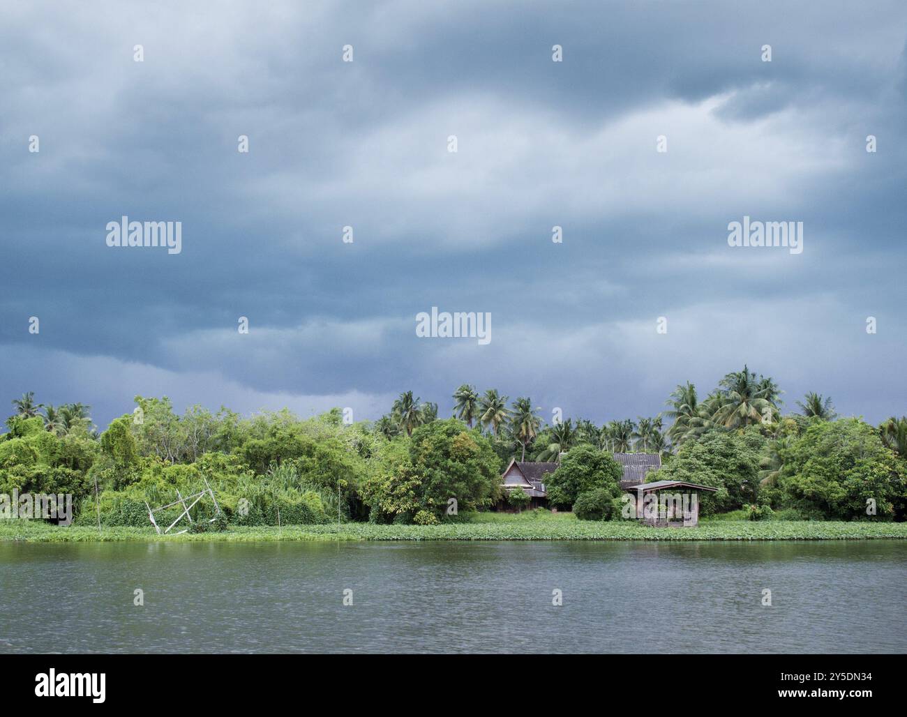 River House während der Regenzeit des Monsuns in thailand Stockfoto