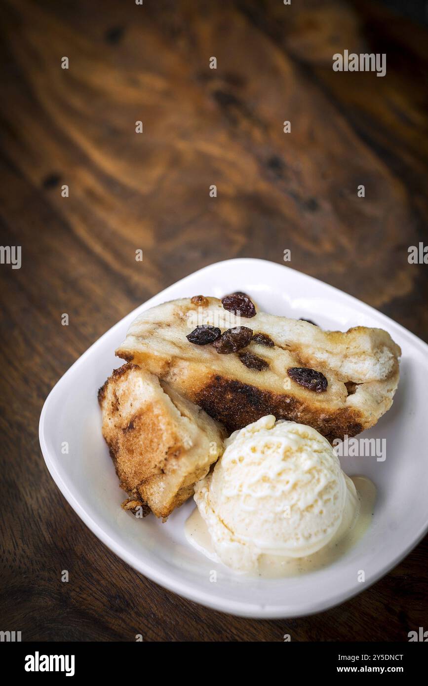 Traditioneller britischer Brotpudding mit Vanilleeis Stockfoto