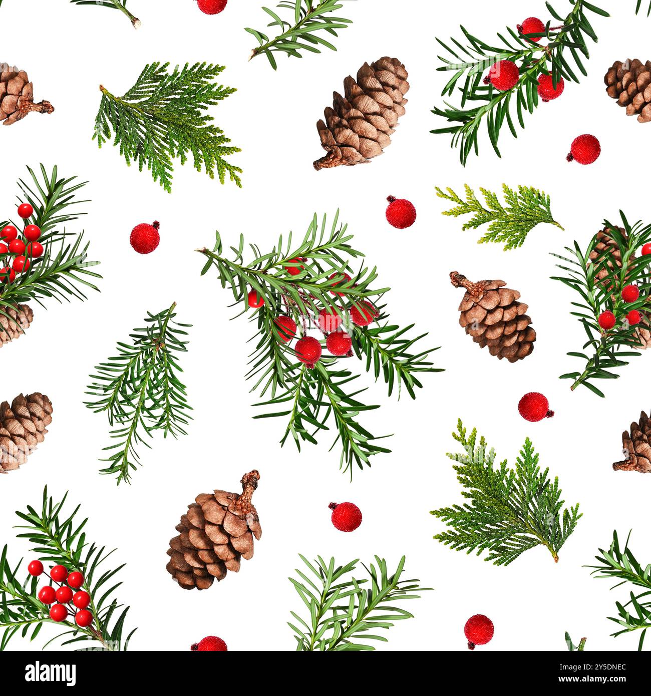 Nahtloses Weihnachtsmuster. Nadelzweige, Kegel, rote künstliche Beeren, Thuja-Zweige. Muster für Geschenkpapier, Grußkarten, Einladung Stockfoto