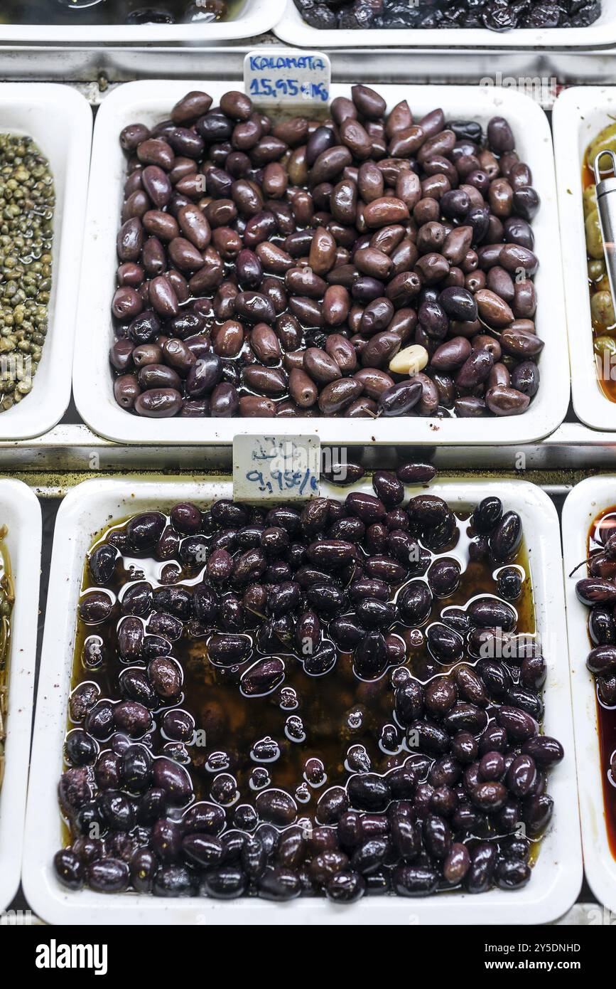 Gemischte Oliven-Tapas-Snacks in den Markttabletts La boqueria in barcelona spanien Stockfoto