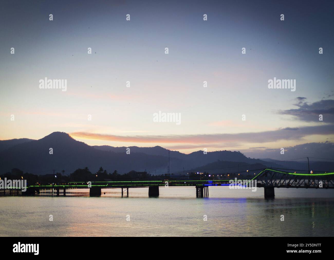 Blick auf das Wahrzeichen der alten Brücke in kampot Stadt kambodscha bei Sonnenuntergang Stockfoto