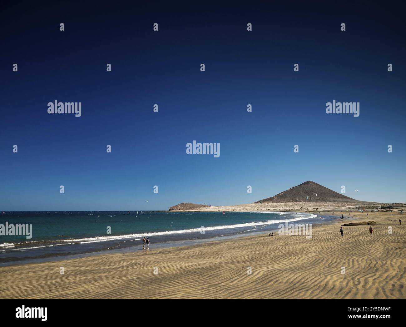 La tejita Kitesurfstrand und montana roja Wahrzeichen im Süden teneriffas spanien Stockfoto