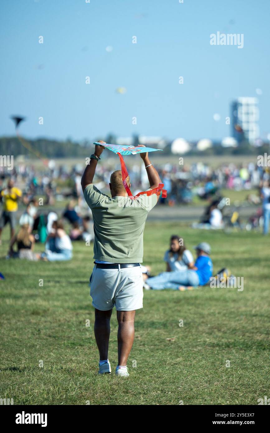 Berlin, Deutschland. September 2024. Tausende von Menschen besuchen am 21. September 2024 das Kite Festival im Tempelhofer Feld in Berlin. Die Veranstaltung bringt Profis, Enthusiasten und Amateure zusammen. Drachen repräsentieren alles, von Drachen über Astronauten bis hin zu Charakteren der Popkultur. (Foto: Renato Franco Bueno/NurPhoto)0 Credit: NurPhoto SRL/Alamy Live News Stockfoto