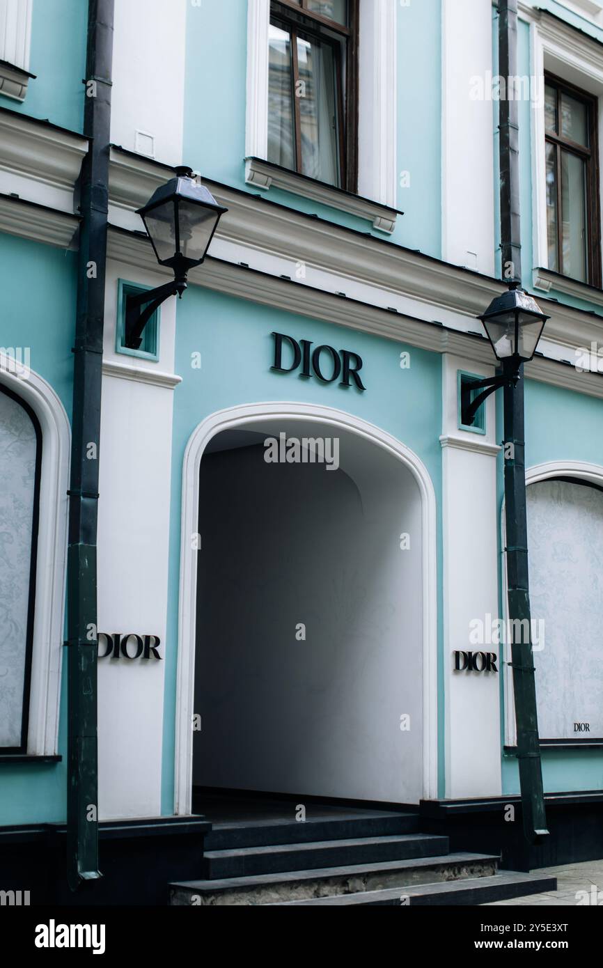 Wunderschöne türkisfarbene Fassade der luxuriösen Boutique Dior. Berühmtes französisches Modehaus Stockfoto