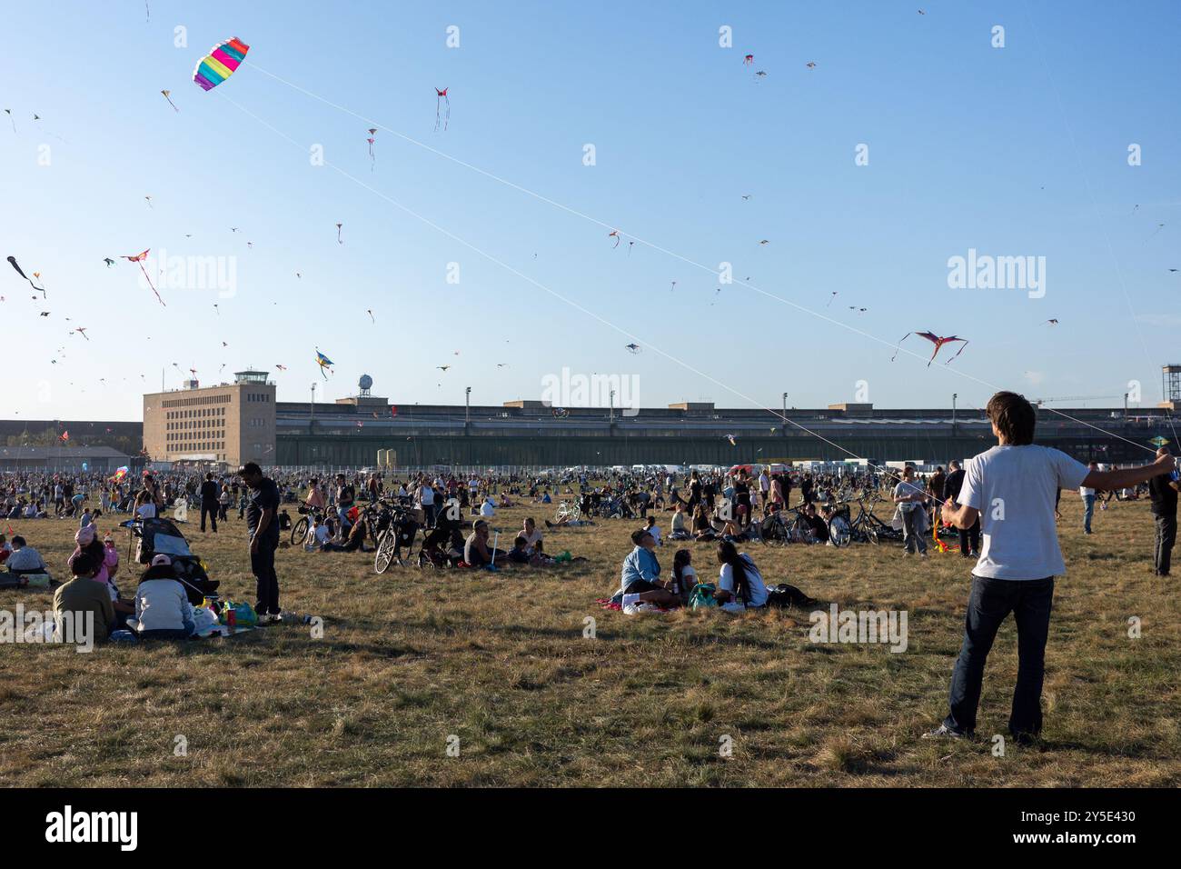 Berlin, Deutschland. September 2024. Tausende von Menschen besuchen am 21. September 2024 das Kite Festival im Tempelhofer Feld in Berlin. Die Veranstaltung bringt Profis, Enthusiasten und Amateure zusammen. Drachen repräsentieren alles, von Drachen über Astronauten bis hin zu Charakteren der Popkultur. (Foto: Renato Franco Bueno/NurPhoto)0 Credit: NurPhoto SRL/Alamy Live News Stockfoto