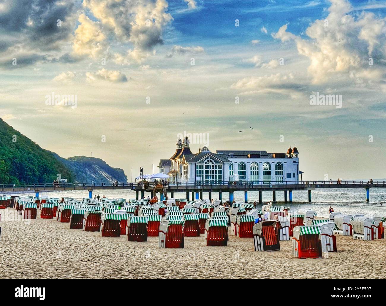 Der Pier von Sellin, Abendstimmung, Sonnenuntergang, 394 Meter lang, mit Restaurant, Steg, Liegestühle, Insel Rügen, Mecklenburg-Vorpommern, Germa Stockfoto