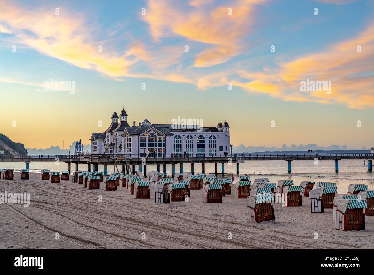 Der Pier von Sellin, Abendstimmung, Sonnenuntergang, 394 Meter lang, mit Restaurant, Steg, Liegestühle, Insel Rügen, Mecklenburg-Vorpommern, Germa Stockfoto