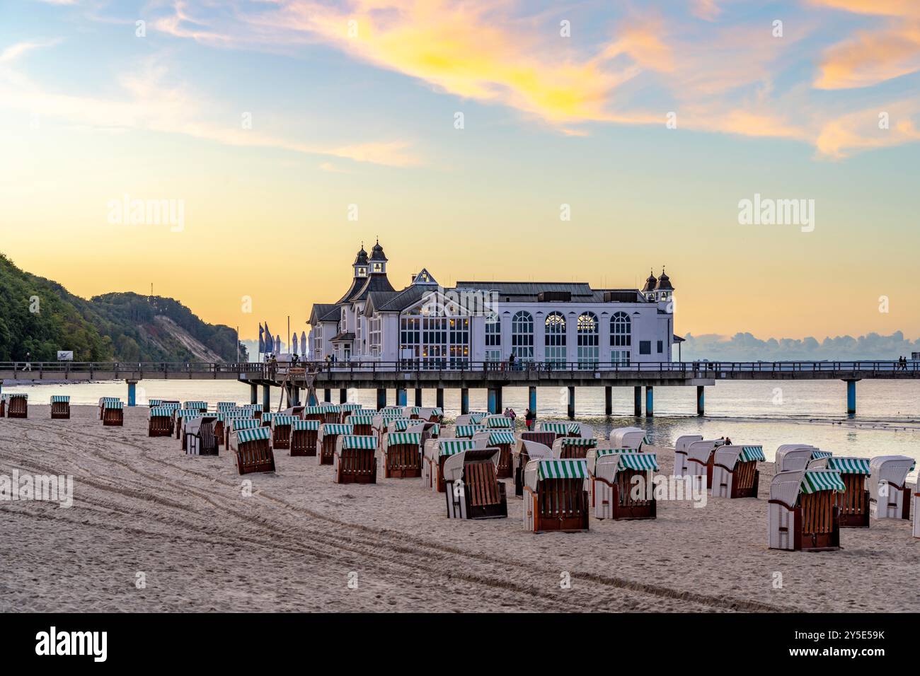 Der Pier von Sellin, Abendstimmung, Sonnenuntergang, 394 Meter lang, mit Restaurant, Steg, Liegestühle, Insel Rügen, Mecklenburg-Vorpommern, Germa Stockfoto