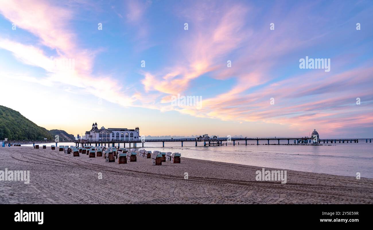 Der Pier von Sellin, Abendstimmung, Sonnenuntergang, 394 Meter lang, mit Restaurant, Steg, Liegestühle, Insel Rügen, Mecklenburg-Vorpommern, Germa Stockfoto