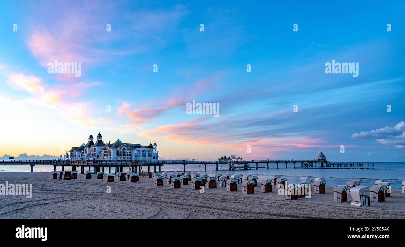 Der Pier von Sellin, Abendstimmung, Sonnenuntergang, 394 Meter lang, mit Restaurant, Steg, Liegestühle, Insel Rügen, Mecklenburg-Vorpommern, Germa Stockfoto