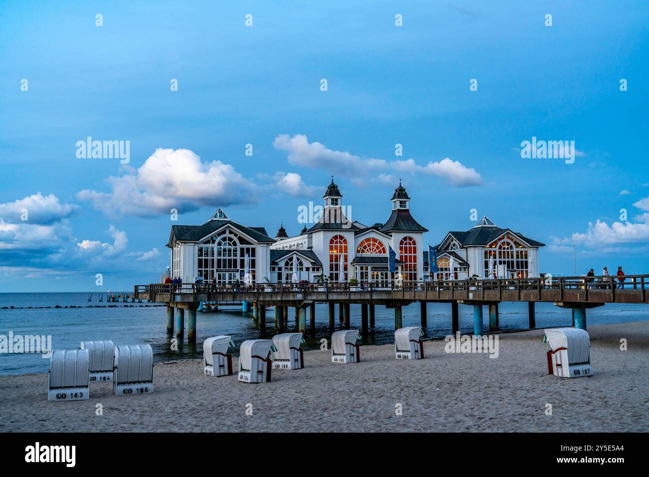 Der Pier von Sellin, Abendstimmung, Sonnenuntergang, 394 Meter lang, mit Restaurant, Steg, Liegestühle, Insel Rügen, Mecklenburg-Vorpommern, Germa Stockfoto