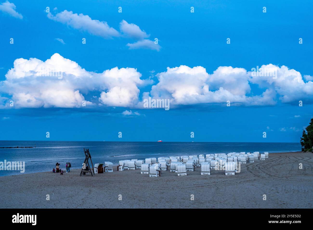Strand am Abend, mit dicken Sturmwolken, bei Sellin, Liegen, Insel Rügen, Mecklenburg-Vorpommern, Deutschland Stockfoto