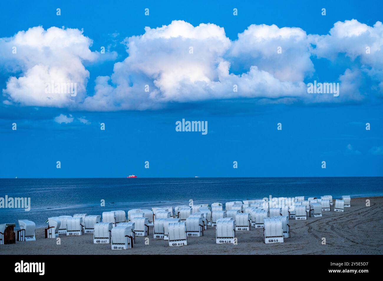 Strand am Abend, mit dicken Sturmwolken, bei Sellin, Liegen, Insel Rügen, Mecklenburg-Vorpommern, Deutschland Stockfoto