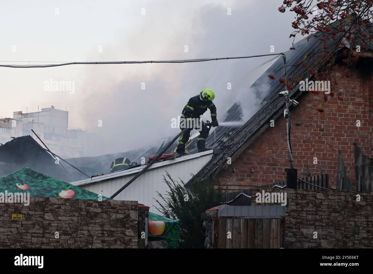 Feuerwehrleute versuchen, das Feuer in Kiew, Ukraine, am 21. September 2024 zu löschen Stockfoto