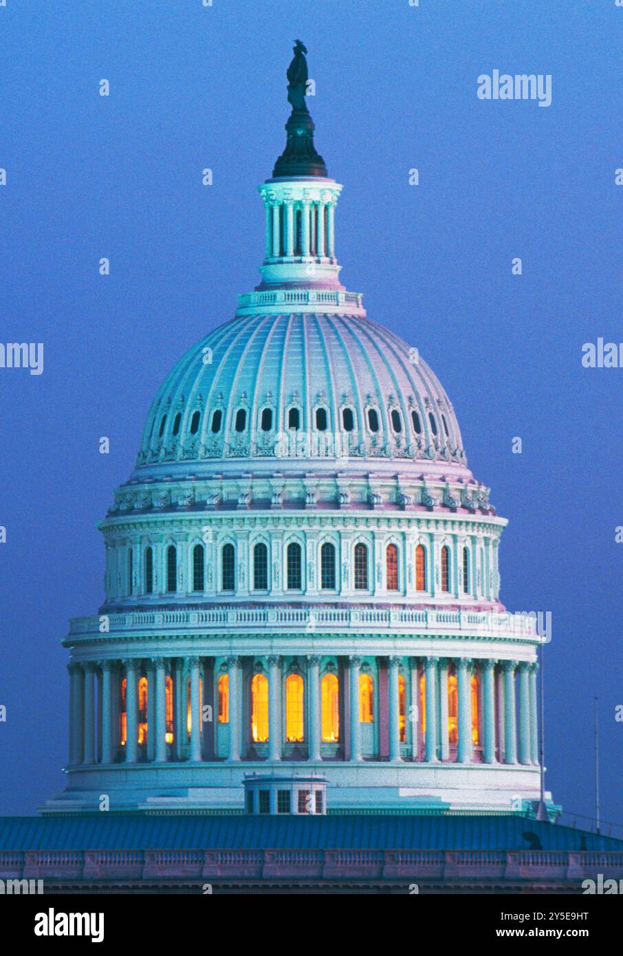 Kapitolgebäude in Washington DC, USA bei Dämmerung oder nächtlichem Blick auf die Skyline. Capitol Dome auf Capitol Hill. Historisches amerikanisches Wahrzeichen-Gebäude Stockfoto