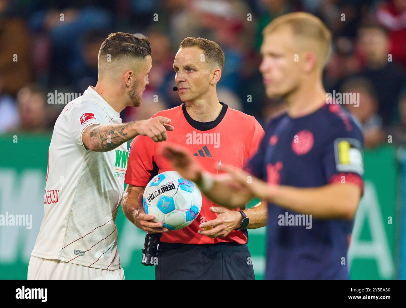 Augsburg, Deutschland. September 2024. Schiedsrichter Soeren Störche mit Pfeife, Gesten, Shows, Beobachtung, individueller Aktion, Schiedsrichter, Hauptschiedsrichter, schiri, Pfeiffe, Pfiff, Jeffrey GOUWELEEUW, FCA 6 im Spiel FC AUGSBURG - FSV MAINZ 05 2-3 am 20. September 2024 in Augsburg. Saison 2024/2025, 1.Bundesliga, FCA, Spieltag 4, 4.Spieltag Fotograf: ddp Images/STAR-Images - DFL-VORSCHRIFTEN VERBIETEN JEDE VERWENDUNG VON FOTOS als BILDSEQUENZEN und/oder QUASI-VIDEO - Credit: ddp Media GmbH/Alamy Live News Stockfoto