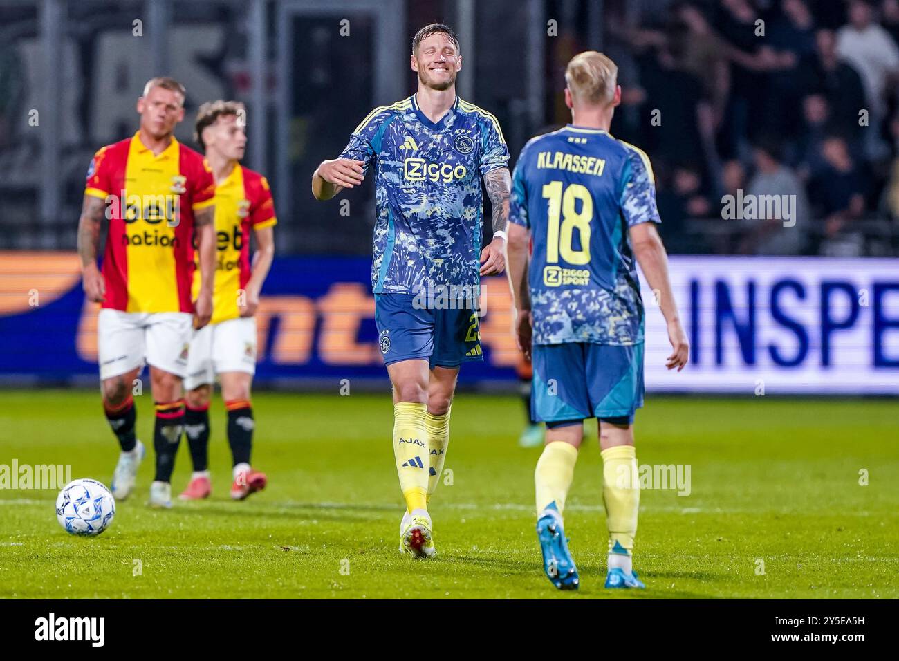 Deventer, Niederlande. September 2024. DEVENTER, NIEDERLANDE - 21. SEPTEMBER: Davy Klaassen vom AFC Ajax feiert, nachdem er am 21. September 2024 in de Adelaarshorst in Deventer das erste Tor mit Wout Weghorst vom AFC Ajax erzielte. (Foto von Andre Weening/Orange Pictures) Credit: dpa/Alamy Live News Stockfoto