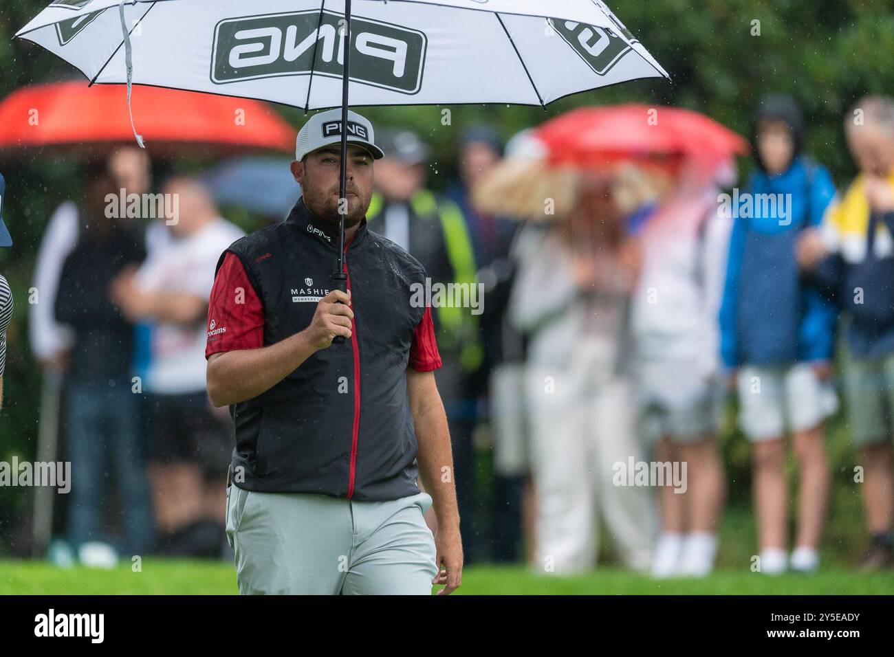 Dan Bradbury aus England am 21. September 2024 auf dem 7. Loch während der dritten Runde der BMW PGA Championship im Wentworth Golf Club, Virginia Water, England. Foto: Grant Winter. Nur redaktionelle Verwendung, Lizenz für kommerzielle Nutzung erforderlich. Keine Verwendung bei Wetten, Spielen oder Publikationen eines einzelnen Clubs/einer Liga/eines Spielers. Quelle: UK Sports Pics Ltd/Alamy Live News Stockfoto