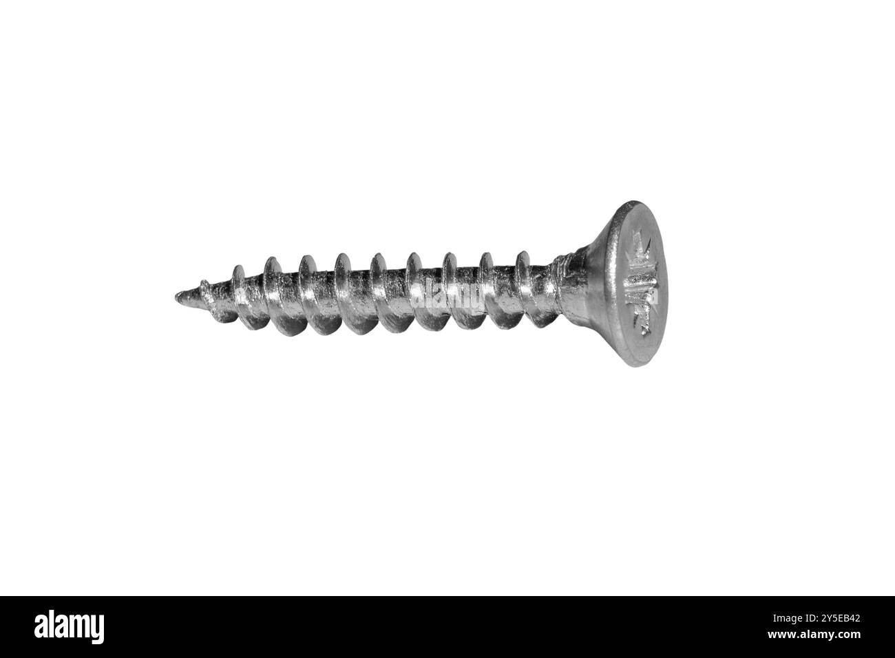 Nahaufnahme einer Metallschraube, die auf einer Oberfläche liegt und deren Gewinde und Kopfdesign vor einem einfachen Hintergrund zeigt, isoliert Stockfoto