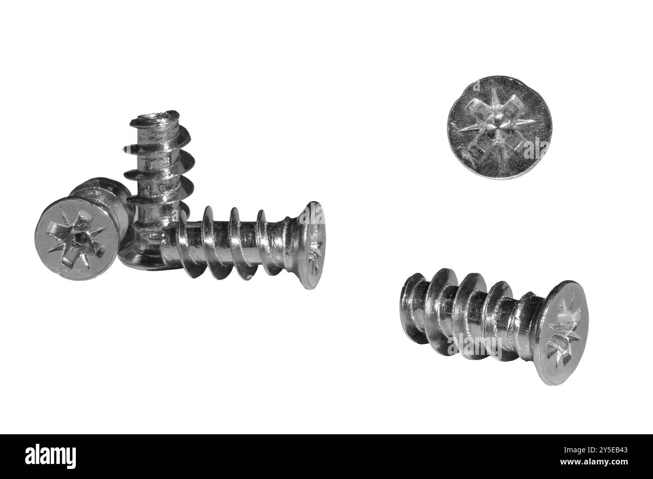 Nahaufnahme von Euroschrauben mit Senkköpfen, die ihr kompliziertes Design und ihre metallische Oberfläche zeigen, ideal für verschiedene Bauprojekte Stockfoto