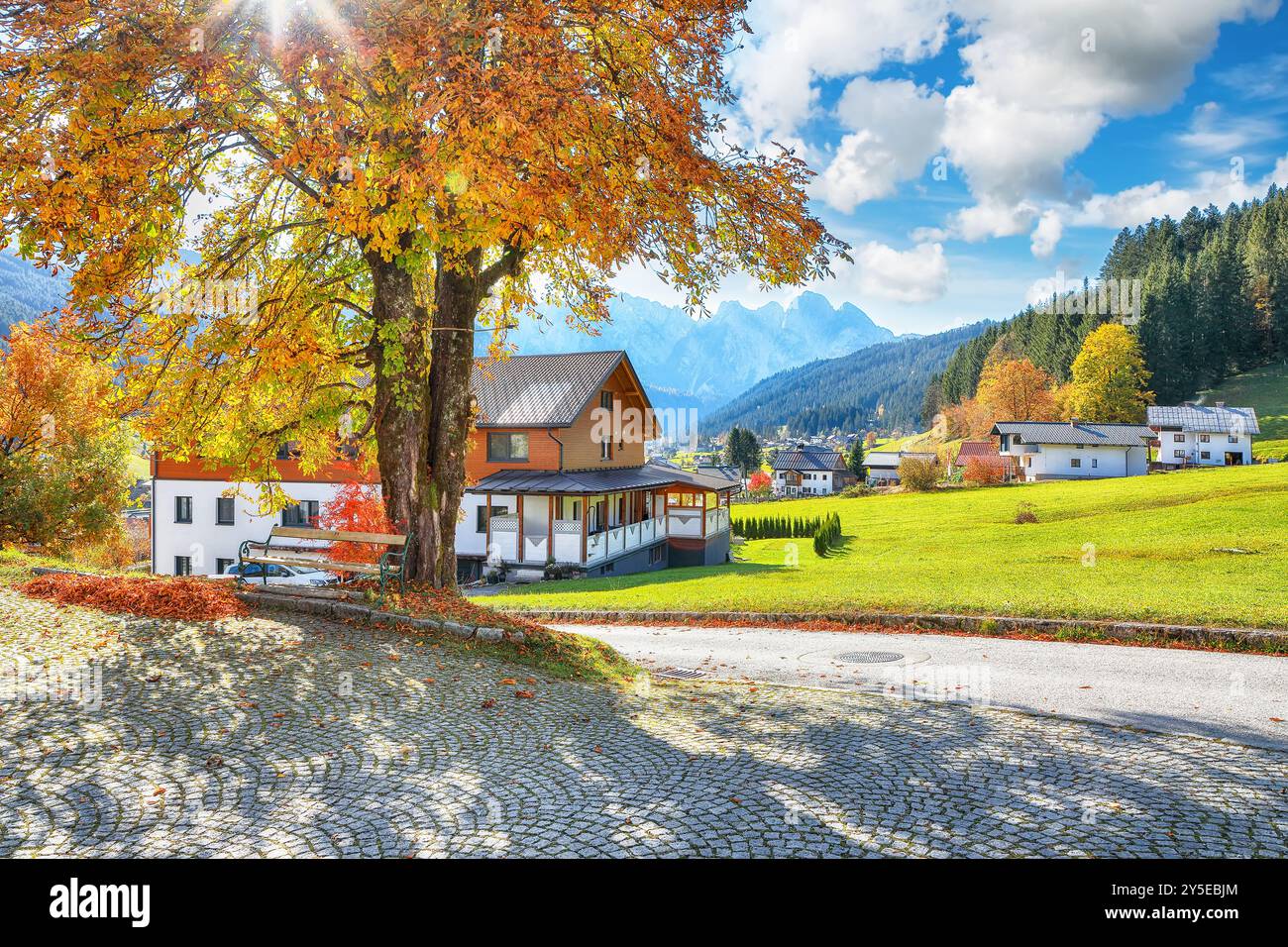 Herrlicher Blick auf die grünen Felder der Alpen und traditionelle Holzhäuser Blick auf das Dorf Gosau am sonnigen Herbsttag. Ort: Gosau, Bezirk Gmunden, Stockfoto