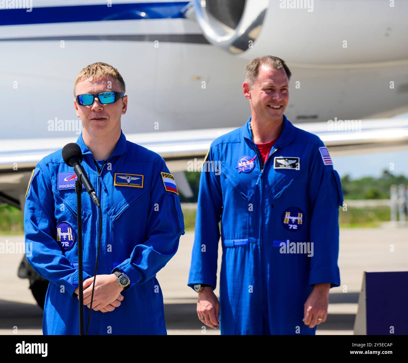 Merritt Island, Florida, USA. September 2024. (L-R) Roscosmos-Kosmonaut ALEKSANDR GORBUNOV beantwortet eine Frage von einem Mitglied der Medien zusammen mit seinem Teamkollegen NASA-Astronaut NICK HAGUE, nachdem er am 21. September 2024 in der Start- und Landungsanlage im Kennedy Space Center der NASA in Florida angekommen war, bevor die Raumfahrtmission der Agentur SpaceX Crew-9 am 26. September 2024 um 14:05 Uhr EDT geplant war, vom Space Launch Complex-40 (SLC-40 in Florida, Florida, zur Raumstation Canaveral). Quelle: ZUMA Press, Inc./Alamy Live News Stockfoto