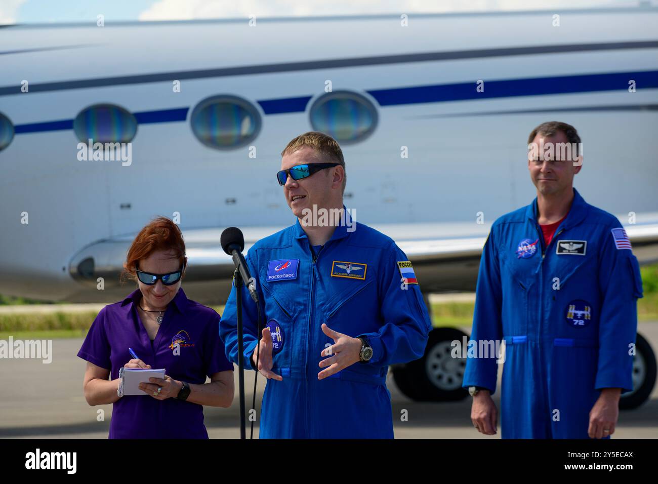 Merritt Island, Florida, USA. September 2024. Roscosmos-Kosmonaut ALEKSANDR GORBUNOV (L) beantwortet eine Frage von einem Mitglied der Medien zusammen mit seinem Teamkollegen NASA-Astronaut NICK HAGUE (R), nachdem er am 21. September 2024 in der Start- und Landungsanlage im Kennedy 40 Space Center der NASA in Florida angekommen war, bevor die Mission der SpaceX Crew-9 der Agentur am 26. September um 14:05 Uhr EDT geplant war, vom Space Launch Complex-40 (SLC-Station in der ISS in Florida, auf der Raumstation Canveral, Florida, 2024. Quelle: ZUMA Press, Inc./Alamy Live News Stockfoto