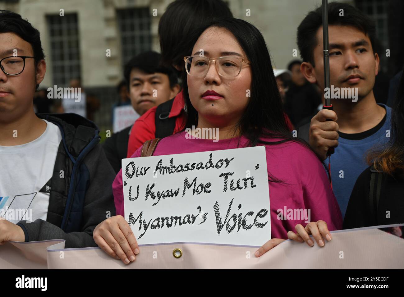 LONDON, ENGLAND: 21. September 2024: Die birmanische Diaspora-Demonstration fordert die britische Regierung auf, den Botschafter Myanmars bei den Vereinten Nationen, Botschafter Kyaw Moe tun, bei der Vertretung Myanmars zu unterstützen. Nach dem Militärputsch stand Botschafter Kyaw Moe tun dem Volk zur Seite und war die Stimme des Volkes Myanmars. Demonstranten fordern die internationale Gemeinschaft auf, Kyaw Moe tun im UN-Glaubensausschuss zu unterstützen und nicht Vertreter der Militärjunta gegenüber der Downing Street in London, Großbritannien. Quelle: Siehe Li/Picture Capital/Alamy Live News Stockfoto