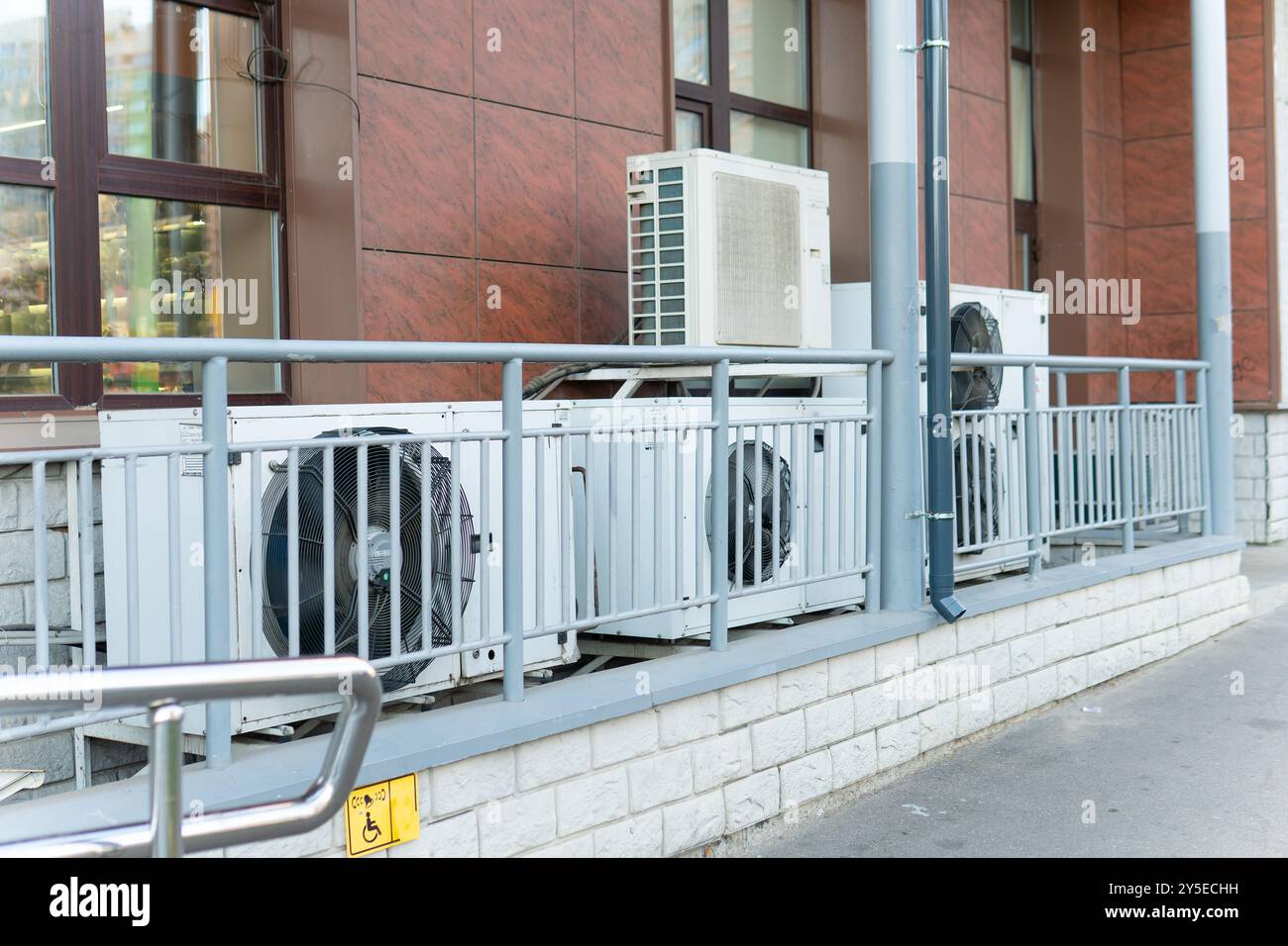 Klimaanlagen am quadratischen Energiesystem Stockfoto