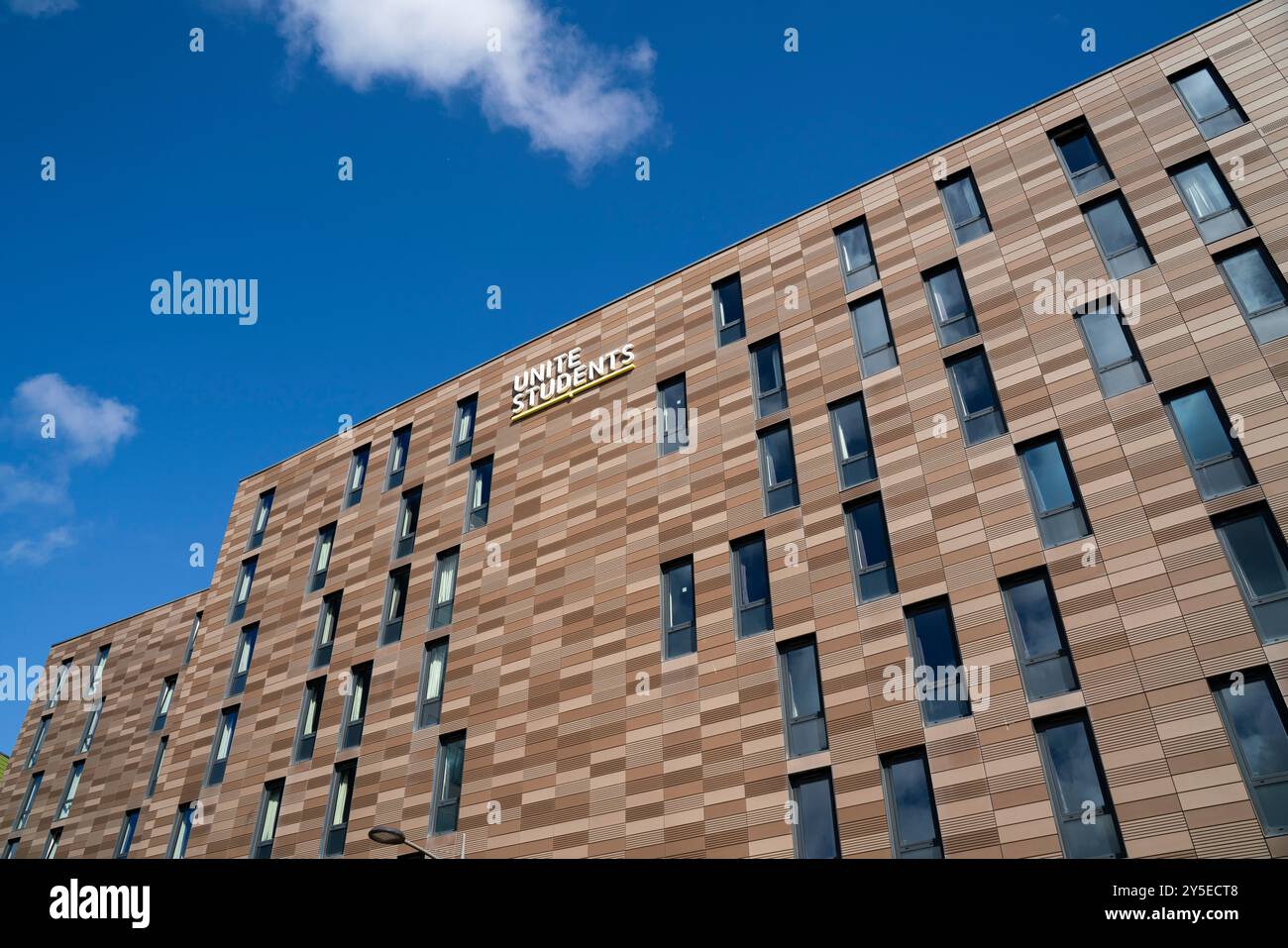 Allgemeine Ansicht eines Wohnheims der Unite Students an der Newcastle University mit dem Logo der Unite Students an einem sonnigen Tag. Stockfoto