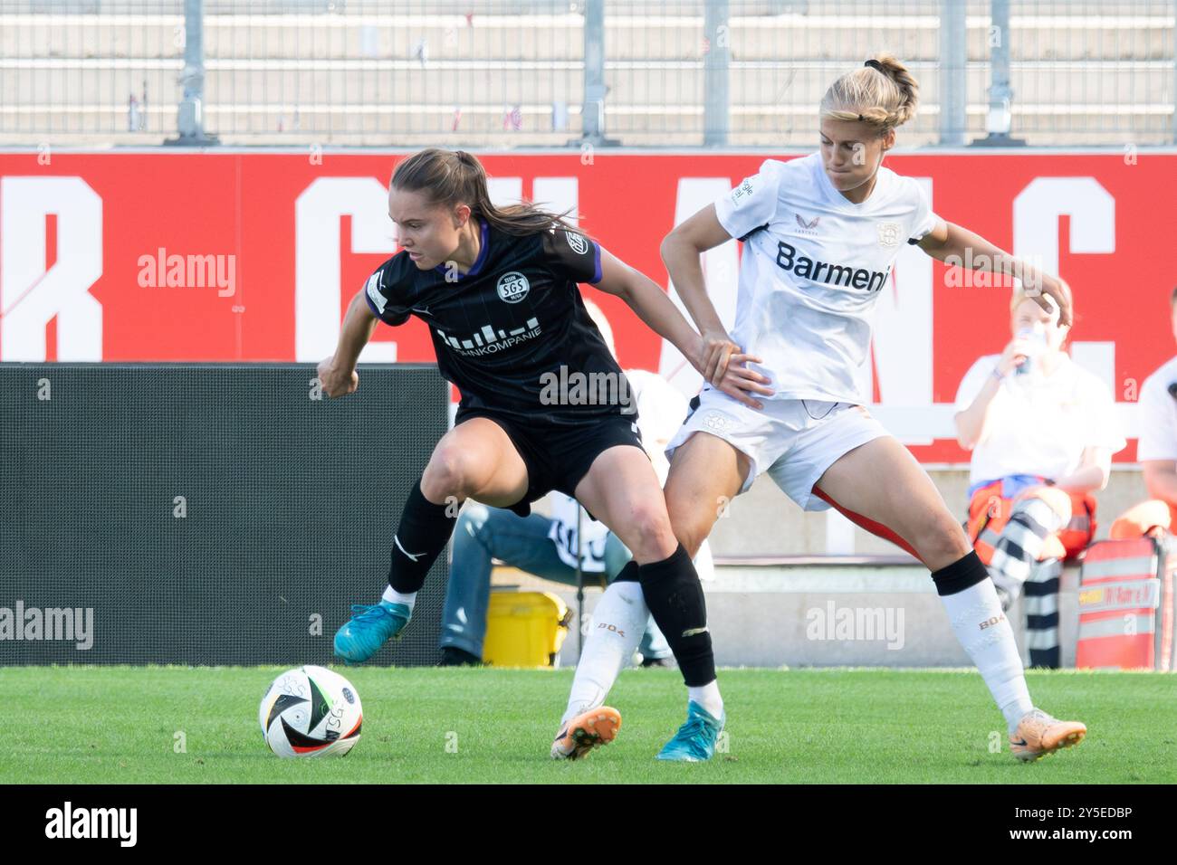 Essen, Deutschland. September 2024. Essen, 15. September 2024 Lilli Purtscheller (7 SGS Essen) und Juliette Vidal (56 Bayer Leverkusen) kämpfen um den Ball während der Google Pixel Frauen-Bundesliga zwischen SGS Essen und Bayer 04 Leverkusenatat Stadion an der Hafenstraße in Essen. Qianru Zhang/SPP (Qianru Zhang/SPP) Credit: SPP Sport Press Photo. /Alamy Live News Stockfoto