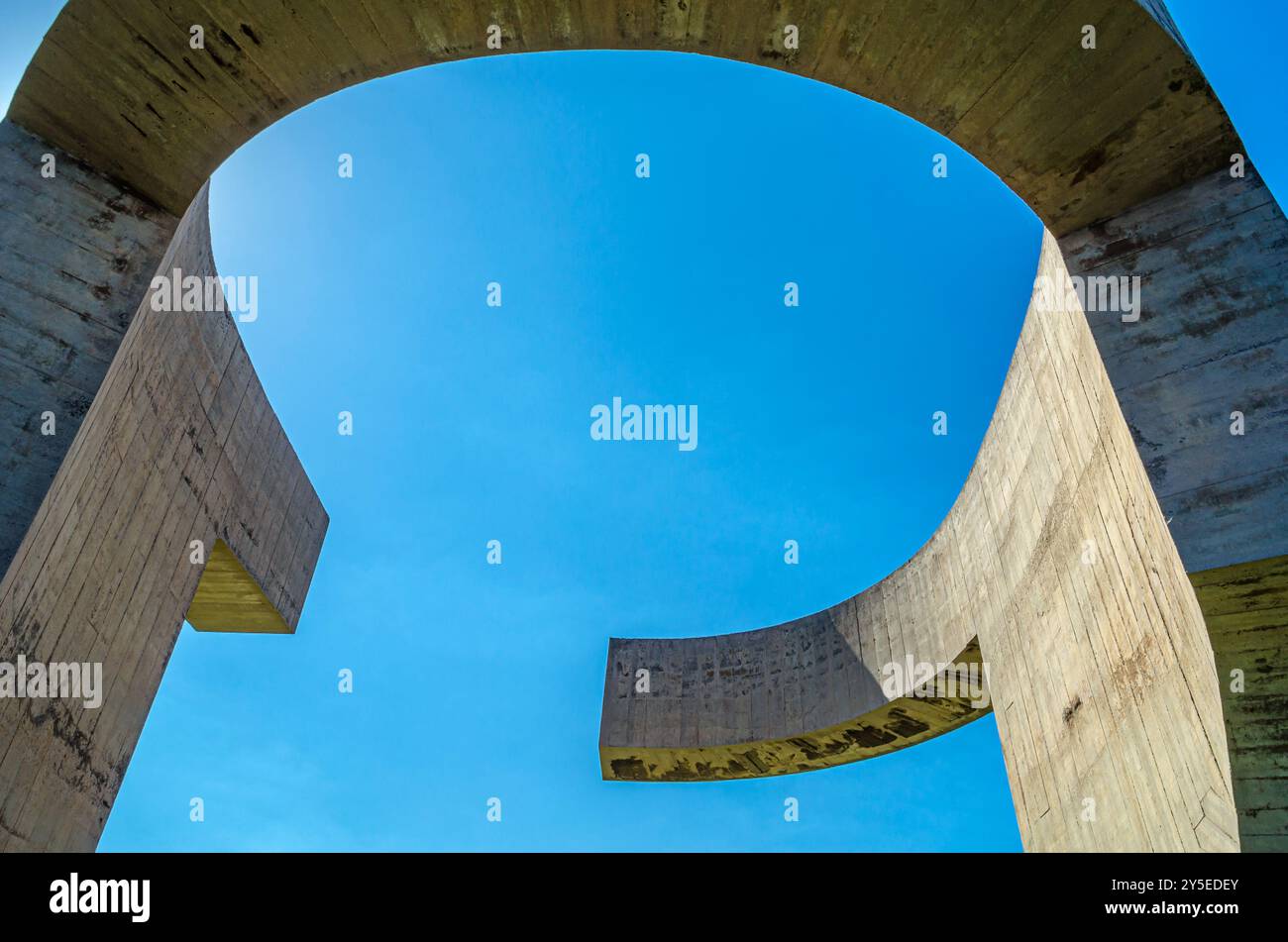 GIJON, SPANIEN - 21. SEPTEMBER 2014: „Eulogie an den Horizont“ (Elogio del horizonte), eine große Betonskulptur aus dem Jahr 1990 in Gijon, Astur Stockfoto