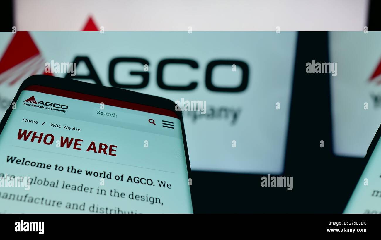 Deutschland. August 2024. In dieser Abbildung ist ein Smartphone mit der Website des US-amerikanischen Landmaschinenunternehmens AGCO Corporation vor dem Geschäftslogo zu sehen. (Credit Image: © Timon Schneider/SOPA Images via ZUMA Press Wire) NUR REDAKTIONELLE VERWENDUNG! Nicht für kommerzielle ZWECKE! Stockfoto