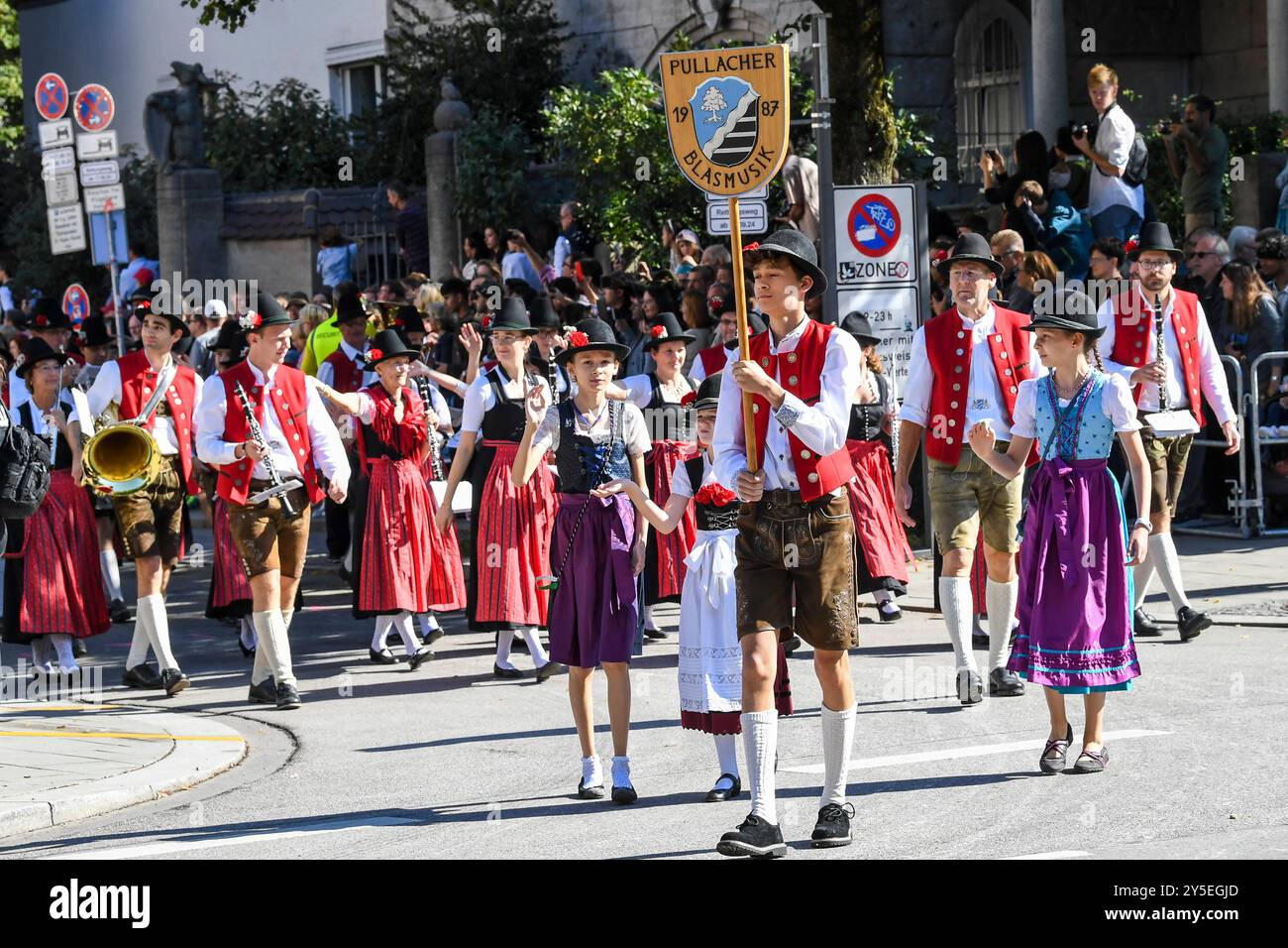 Oktoberfest - Pullacher Blasmusik beim Wiesn-Einzug der Brauereien und Festwirte zur Eröffnung des 189. Oktoberfestes am 21.09.2024 in München, Deutschland, Oberbayern München Theresienwiese Oberbayern Deutschland *** Oktoberfest Pullach Blasmusik auf der Wiesn Eintrag der Brauereien und Festivalveranstalter zur Eröffnung des Oktoberfestes 189 am 21 09 2024 in München, Deutschland, Oberbayern München Theresienwiese Oberbayern Deutschland Stockfoto