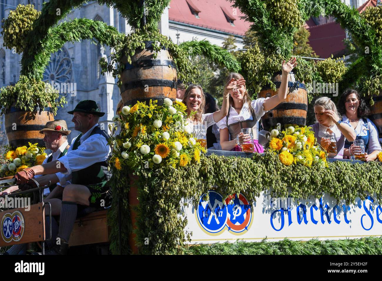 Oktoberfest - Hacker-Pschorr Bräu beim Wiesn-Einzug der Brauereien und Festwirte zur Eröffnung des 189. Oktoberfestes am 21.09.2024 in München, Deutschland, Oberbayern München Theresienwiese Oberbayern Deutschland *** Oktoberfest Hacker Pschorr Bräu am Wiesn Eintrag der Brauereien und Festivalveranstalter zur Eröffnung des Oktoberfestes 189 am 21 09 2024 in München, Deutschland, Oberbayern München Theresienwiese Oberbayern Deutschland Stockfoto