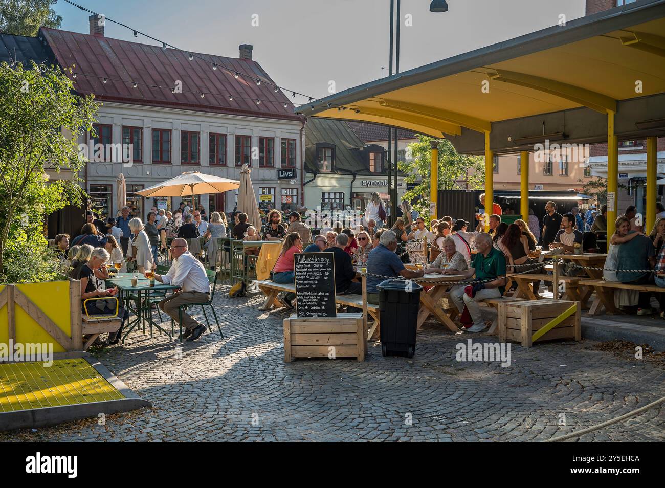 Lund, Schweden. September 2024. Menschen sitzen auf Boutulfsplatsen in Lund während der Kulturnacht 2024, Lund, Schweden, 21. September 2024 Credit: Stig Alenäs/Alamy Live News Stockfoto