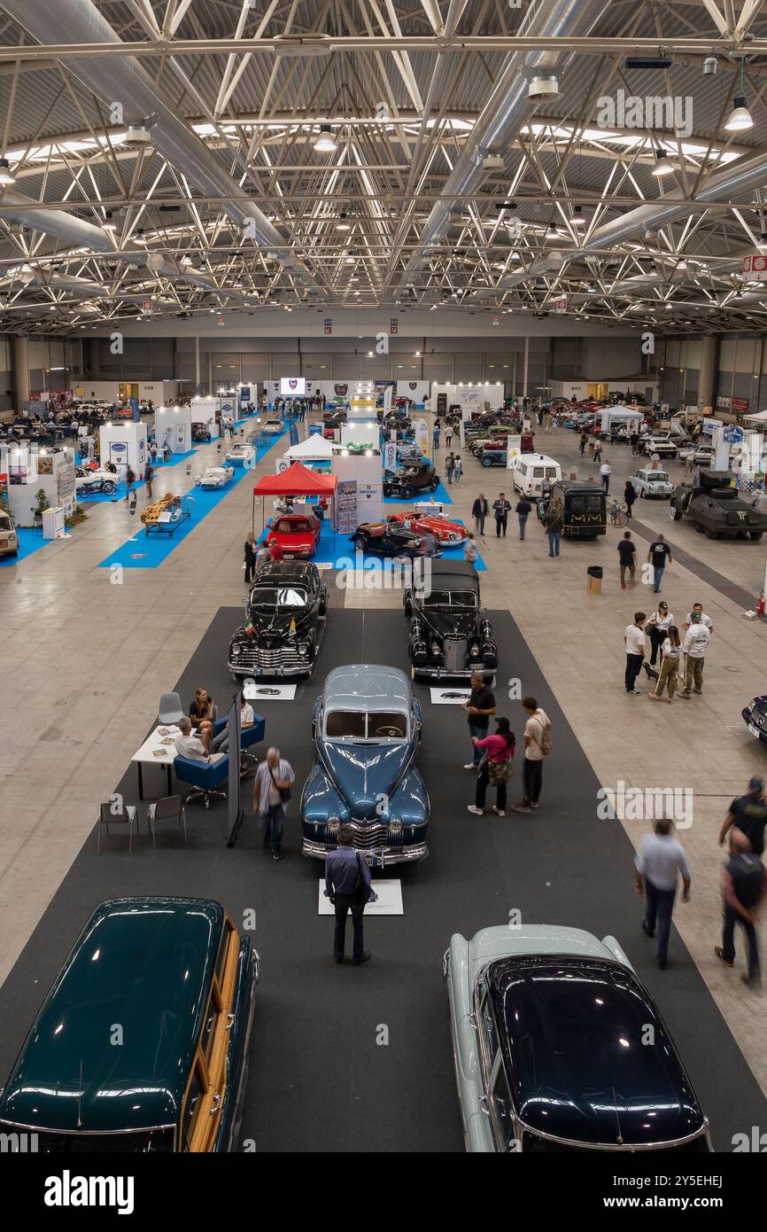 Rom, Italien, 21. September 2024. Motori Capitale ist eine renommierte Ausstellung, die sich dem historischen Motorsport widmet und das Interesse und die Leidenschaft für historische oder alte motorisierte Fahrzeuge wie Autos, Motorräder, Lastwagen, Busse und andere Transportmittel aus vergangenen Jahren erinnert. Veranstaltung im Nuova Fiera di Roma Complex in Rom, Italien. Quelle: Brad Sterling/Alamy Live News Stockfoto