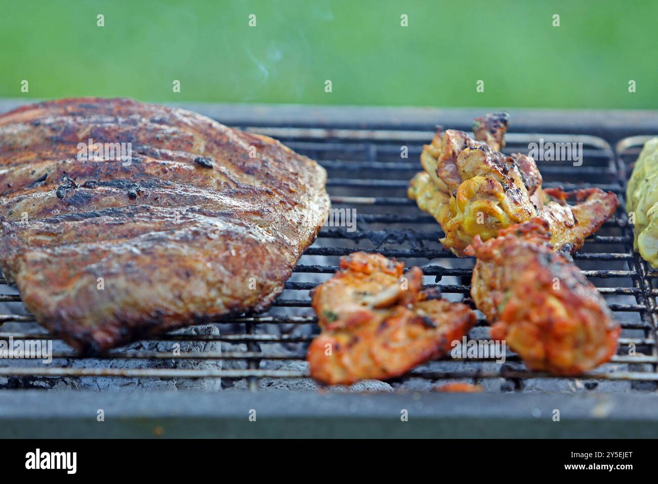 Grillzonen für die Öffentlichkeit Familien aus fernen Länder grillen ... Grillzonen für die Öffentlichkeit Familien aus fernen Länder grillen ...