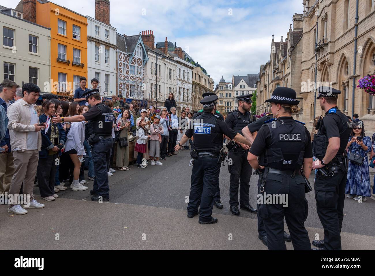 Polizei patrouilliert vor dem Balliol College für den Besuch von Kaiser Naruhito von Japan und seiner Frau Oxford, Großbritannien Stockfoto